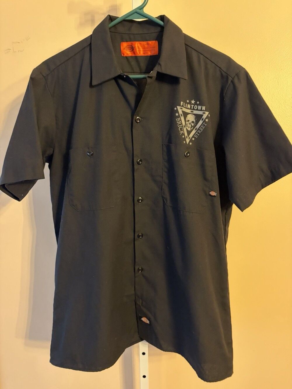 Dickies Men Black Short Sleeve Shirt "Flintown” Logo M Skulls Racing Gasoline